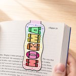 Individuell gestalteter, farbenfroher Lesezeichen-Clip im Buntstift-Stil mit Namen – ein Geschenk zum Geburtstag oder zum Schulanfang für Buchliebhaber und Schüler