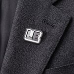 Gepersonaliseerde retro broche met levendig borduurwerk, kleurrijke contourletters en naam – DIY-naaicadeau voor vrienden en knutselfanaten