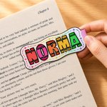 Individuell gestalteter, farbenfroher Lesezeichen-Clip im Buntstift-Stil mit Namen – ein Geschenk zum Geburtstag oder zum Schulanfang für Buchliebhaber und Schüler