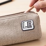 Gepersonaliseerde retro broche met levendig borduurwerk, kleurrijke contourletters en naam – DIY-naaicadeau voor vrienden en knutselfanaten