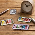 Gepersonaliseerde retro broche met levendig borduurwerk, kleurrijke contourletters en naam – DIY-naaicadeau voor vrienden en knutselfanaten