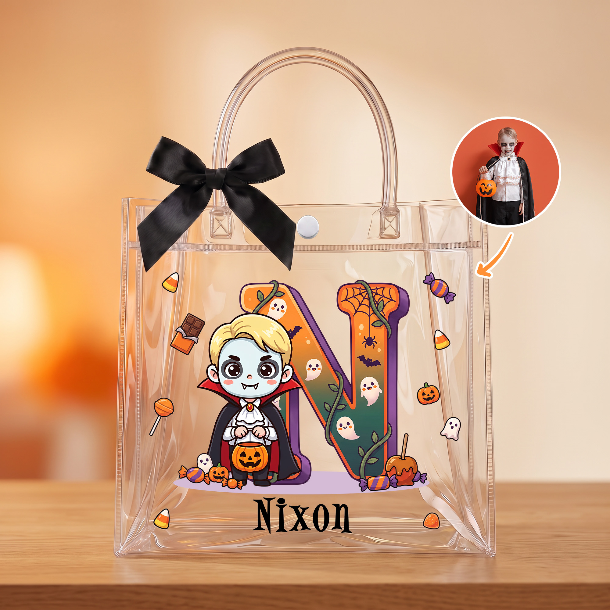 Individuell gestaltete, durchsichtige Geschenktüte im Halloween-Design mit Foto und Cartoon-Figur, Initialen, Namen und schwarzer Schleife – Halloween-Geschenk für Kinder