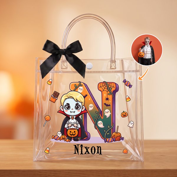 Personlig gavepose med Halloween-tema – med foto av tegneseriefigur og initialer, med navn og svart sløyfe – Halloween-gave til barn