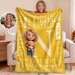 Individuell gestaltete, weiche Kuscheldecke mit Cartoon-Motiv und Kinderfoto, mit Initiale und Namen – Wohnaccessoire und Geburtstagsgeschenk für Jungen und Mädchen