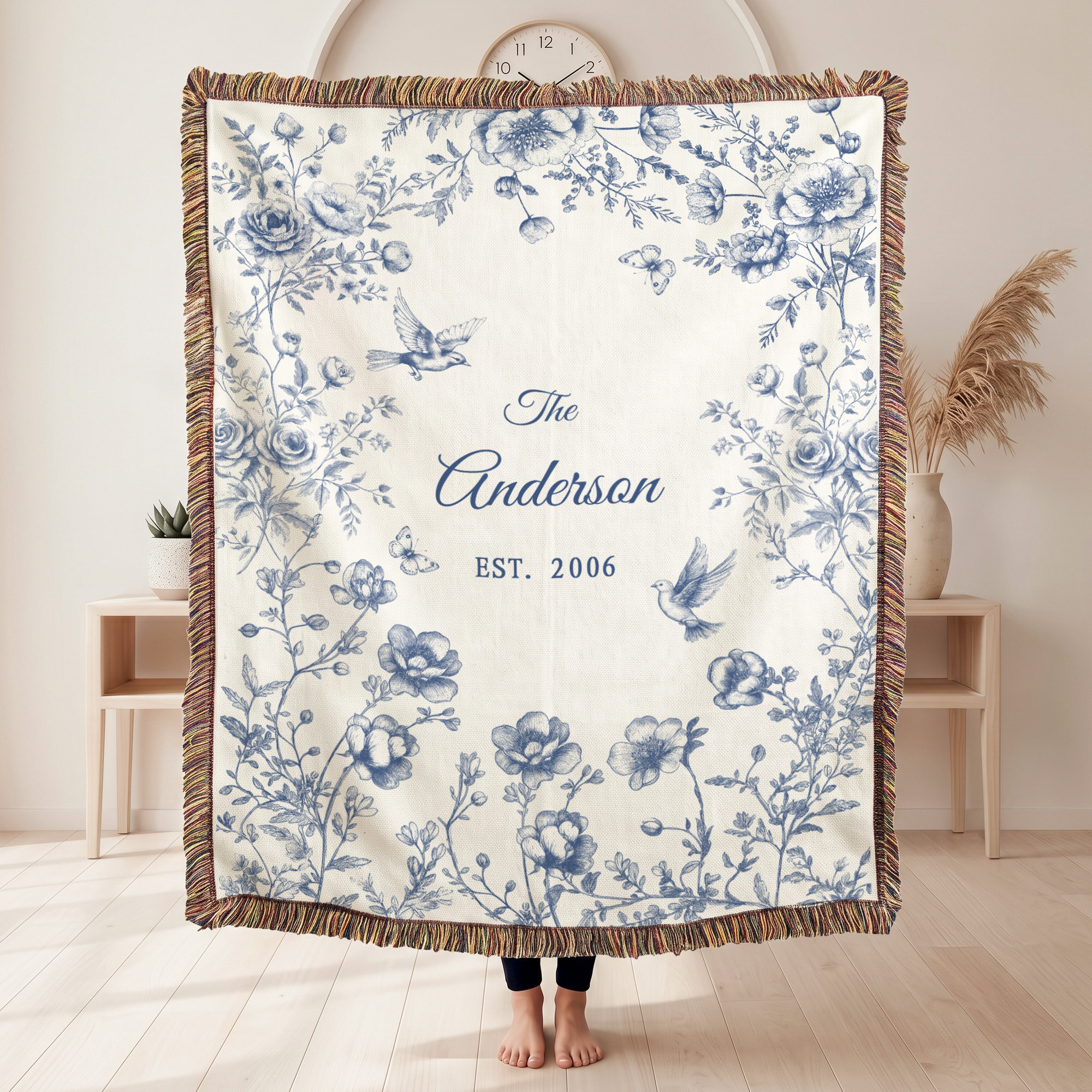 Individuell gestaltete, weiche Kuscheldecke mit Blumen-, Schmetterlings- und Vogelmotiven sowie Quasten, mit Namen und Jahreszahl – Geschenk zur Brautparty oder zum Hochzeitstag für Paare