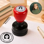 Personalisierter Foto-Stempel mit Lehrerporträt | mit Namen und Text | selbstfärbend | mehrfarbig | Lehrertags- und Geburtstagsgeschenk für Lehrer