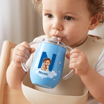 Vaso con boquilla y aislamiento térmico de 10 oz, personalizado con un diseño artístico infantil en 3D con efecto nube, con iniciales y nombre; regalo de cumpleaños o para baby shower para niños