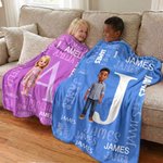 Individuell gestaltete, weiche Kuscheldecke mit Cartoon-Motiv und Kinderfoto, mit Initiale und Namen – Wohnaccessoire und Geburtstagsgeschenk für Jungen und Mädchen