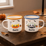 Spersonalizowany, wielokolorowy, emaliowany kubek o pojemności 12 oz z motywem halloweenowym przedstawiającym dynię w kształcie pierogów, z imieniem – prezent na imprezę halloweenową dla dzieci