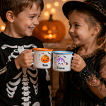 Spersonalizowany, wielokolorowy, emaliowany kubek o pojemności 12 oz z motywem halloweenowym przedstawiającym dynię w kształcie pierogów, z imieniem – prezent na imprezę halloweenową dla dzieci