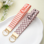 Porte-clés bracelet personnalisé à motif damier multicolore à rayures, avec prénom – Cadeau d'anniversaire pour filles et femmes, à utiliser au quotidien