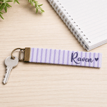 Porte-clés bracelet personnalisé à motif damier multicolore à rayures, avec prénom – Cadeau d'anniversaire pour filles et femmes, à utiliser au quotidien