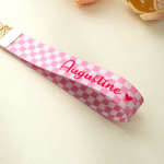Porte-clés bracelet personnalisé à motif damier multicolore à rayures, avec prénom – Cadeau d'anniversaire pour filles et femmes, à utiliser au quotidien