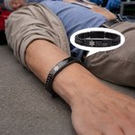 Bracelet d'alerte médicale personnalisé avec 3 lignes du texte gravées - Cadeau pour les seniors et les patients