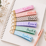 Porte-clés bracelet personnalisé à motif damier multicolore à rayures, avec prénom – Cadeau d'anniversaire pour filles et femmes, à utiliser au quotidien