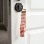 Porte-clés bracelet personnalisé à motif damier multicolore à rayures, avec prénom – Cadeau d'anniversaire pour filles et femmes, à utiliser au quotidien