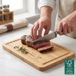 Planche à découper personnalisée « Dad's Grill » en bambou certifié FSC, gravée d'un « fist bump » et des prénoms, fabriquée aux États-Unis. Cadeau pour la fête des Pères, une pendaison de crémaillère
