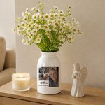 Personlig, färgglad keramikvas i svartvitt med fotocollage, namn och text – inredningsdetalj och minnesgåva till mormor och morfar