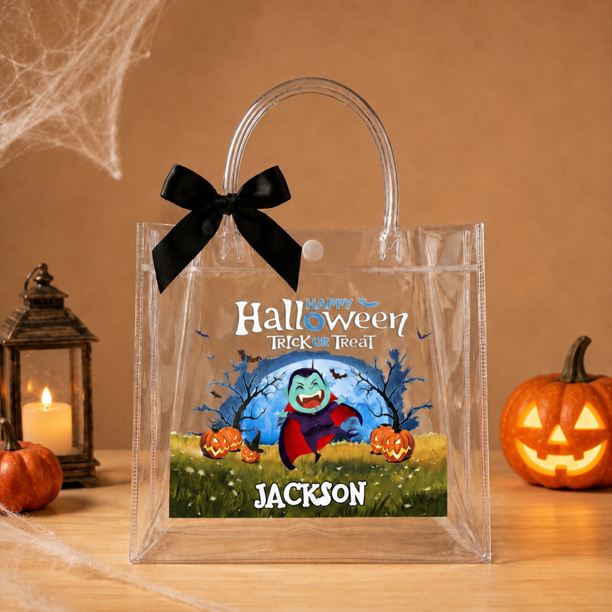 Individuell gestaltete, durchsichtige Geschenktüte mit Halloween-Motiv und Comicfigur, mit Namen und schwarzer Schleife – Halloween-Geschenk für Kinder zum „Süßes oder Saures“