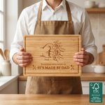 Planche à découper personnalisée « Dad's Grill » en bambou certifié FSC, gravée d'un « fist bump » et des prénoms, fabriquée aux États-Unis. Cadeau pour la fête des Pères, une pendaison de crémaillère