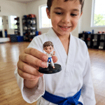 Henkilökohtainen sarjakuvatyylinen taekwondo-urheilijan hahmo, jossa on nimi ja valokuva – sisustusesine ja muistoesine, syntymäpäivälahja lapsille, taekwondo