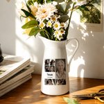 Personlig, färgglad keramikvas i svartvitt med fotocollage, namn och text – inredningsdetalj och minnesgåva till mormor och morfar