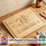 Planche à découper personnalisée « Dad's Grill » en bambou certifié FSC, gravée d'un « fist bump » et des prénoms, fabriquée aux États-Unis. Cadeau pour la fête des Pères, une pendaison de crémaillère