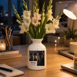 Personlig, färgglad keramikvas i svartvitt med fotocollage, namn och text – inredningsdetalj och minnesgåva till mormor och morfar