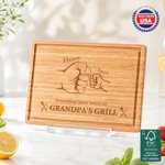 Planche à découper personnalisée « Dad's Grill » en bambou certifié FSC, gravée d'un « fist bump » et des prénoms, fabriquée aux États-Unis. Cadeau pour la fête des Pères, une pendaison de crémaillère