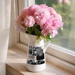 Personlig, färgglad keramikvas i svartvitt med fotocollage, namn och text – inredningsdetalj och minnesgåva till mormor och morfar