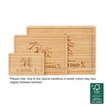 Planche à découper personnalisée « Dad's Grill » en bambou certifié FSC, gravée d'un « fist bump » et des prénoms, fabriquée aux États-Unis. Cadeau pour la fête des Pères, une pendaison de crémaillère