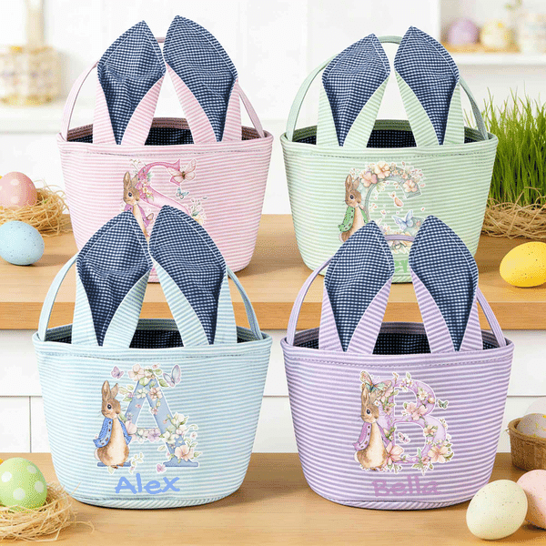 Panier de Pâques personnalisé et mignon, décoré d'un lapin Peter Rabbit, de fleurs, de papillons et d'une initiale, avec des oreilles de lapin et des rayures, portant le nom de l'enfant – cadeau idéal