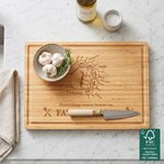 Planche à découper personnalisée « Dad's Grill » en bambou certifié FSC, gravée d'un « fist bump » et des prénoms, fabriquée aux États-Unis. Cadeau pour la fête des Pères, une pendaison de crémaillère