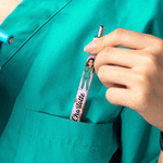 Stylo à bille personnalisé avec illustration de fleur de naissance, personnage de dessin animé représentant un médecin ou une infirmière, avec prénom gravé – Cadeau de remerciement pour le personnel s