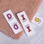 Initiales personnalisées et colorées, 100 % coton, lot de 50 étiquettes à coudre avec nom et texte, pour vêtements, article fait main, cadeau d'anniversaire pour les amateurs de loisirs créatifs