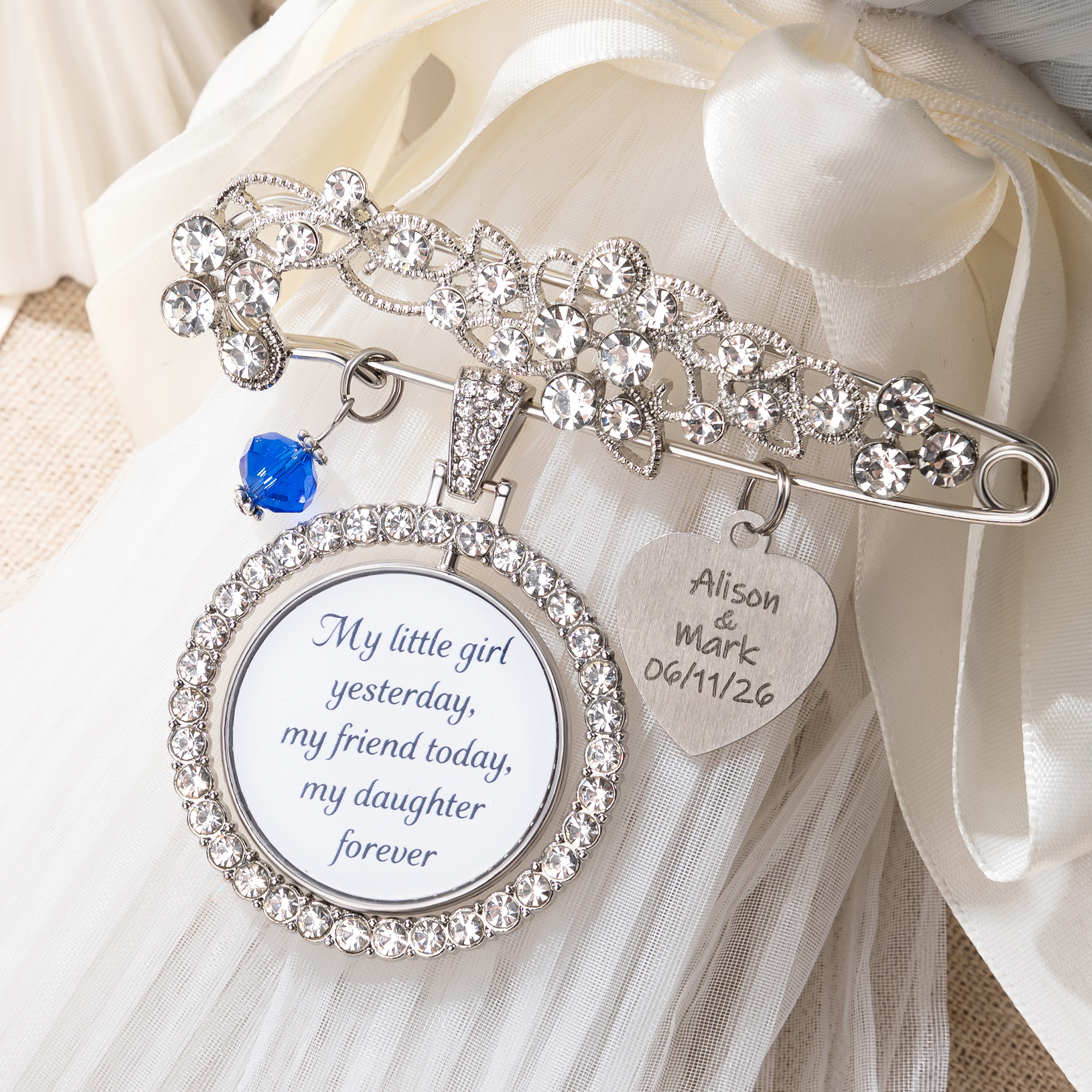 Heute eine wunderschöne Braut, morgen eine liebevolle Ehefrau, immer meine wundervolle Tochter – Personalisierte, gravierte Bouquet-Anhänger-Brosche in Blau