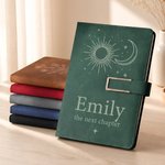 Cuaderno personalizado «The Next Chapter» de cuero sintético PU, formato A5, con nombre. Para uso diario en la oficina. Regalo de jubilación o graduación para jubilados y graduados.