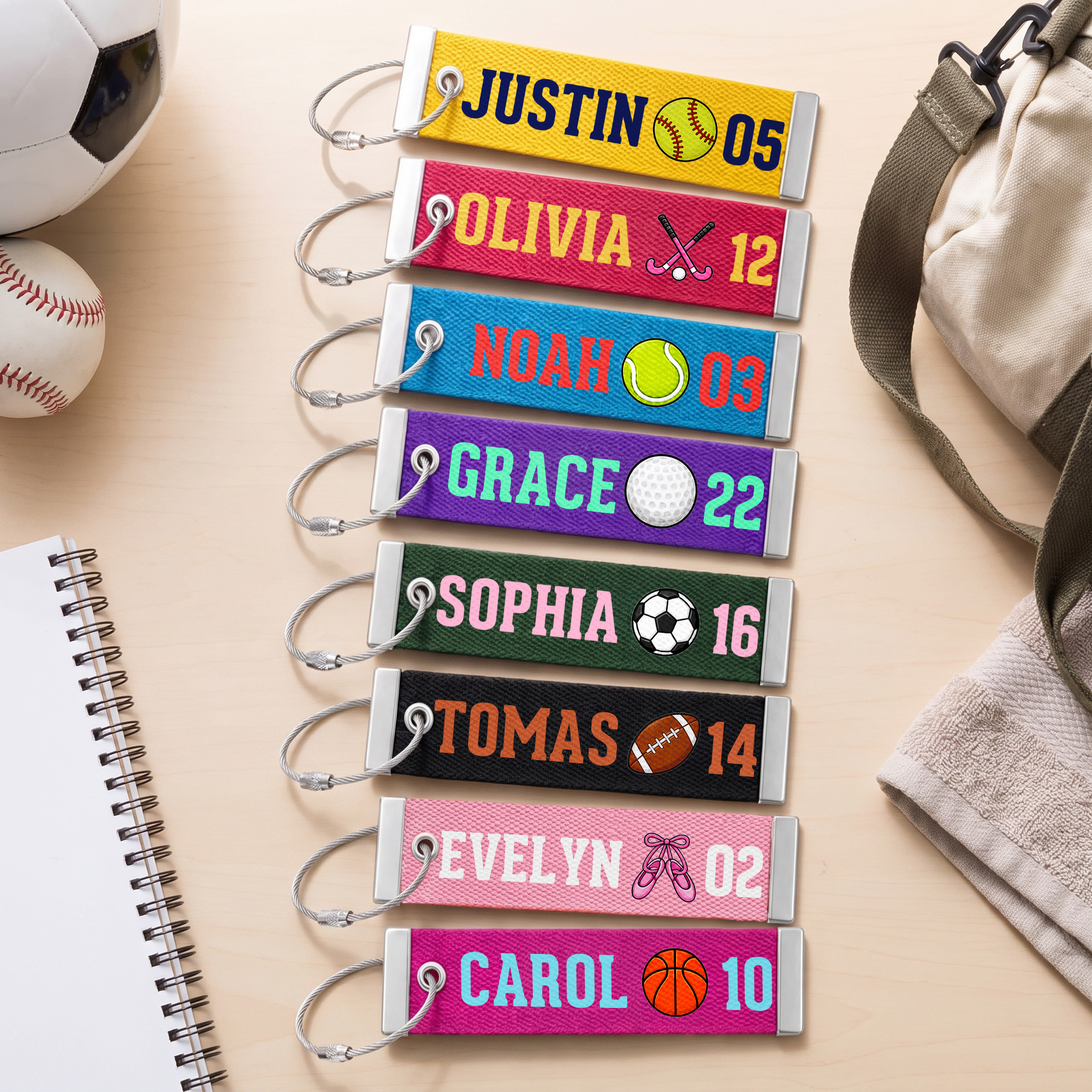 Individuell gestalteter, mehrfarbiger Kofferanhänger mit Sportmotiv, Name und Nummer – Reisezubehör, Teamgeschenk, Geburtstagsgeschenk für Reisende und Studenten