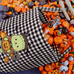 Secchiello personalizzato per caramelle con motivo a quadrati, orsetto carino, zucca e pipistrello in stile cartone animato, con nome: regalo per la festa di Halloween per bambini