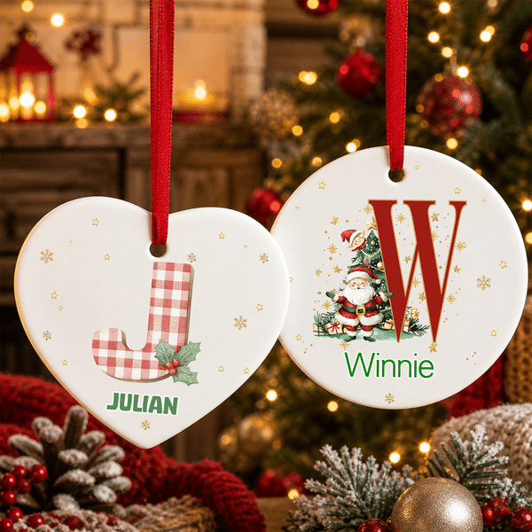 Adorno de cerámica redondo con forma de corazón y la inicial de Papá Noel, con temática navideña personalizada, para decorar el árbol; regalo para fiestas navideñas, ideal para niños, familiares y ami