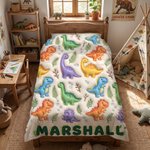 Henkilökohtainen 3D-tyylinen taideteos: värikäs sarjakuvamainen pehmeä dinosaurus-viltti, jossa on nimi – sisustustuote ja syntymäpäivälahja pojalle, joka rakastaa dinosauruksia