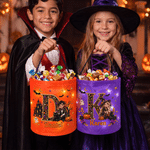 Borsa con luce LED personalizzata con immagine artistica in stile 3D raffigurante una strega e un vampiro in versione cartone animato, con nome e iniziali: regalo di Halloween “dolcetto o scherzetto” 