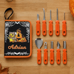 Henkilökohtaiset, Halloween-aiheiset keltaisen ankan veistotyökalut, joissa on nimi – 11 kpl:n sarja; loma-, Halloween-juhla- ja lahja pojille, tytöille ja koko perheelle