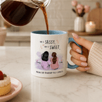 Personnages de dessins animés personnalisés, vue de dos. « Je pense à toi, ma meilleure amie ». Tasse à café en céramique de 11 oz ou 15 oz avec prénom. Souvenir d'amitié, cadeau d'anniversaire pour l