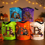 Borsa con luce LED personalizzata con immagine artistica in stile 3D raffigurante una strega e un vampiro in versione cartone animato, con nome e iniziali: regalo di Halloween “dolcetto o scherzetto” 