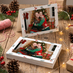 Biglietto di auguri personalizzato con foto di un omino di pan di zenzero e un albero di Natale, con testo: regalo di Natale e Capodanno per la famiglia e gli amici