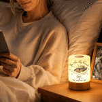 Veilleuse personnalisée à commande tactile et intensité réglable, avec photo de votre animal de compagnie, des ailes peintes à l'aquarelle, son nom, un titre et la date : cadeau de condoléances en sou