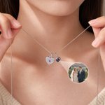 Collana con ciondolo a forma di cuore con pietra natale e proiezione fotografica personalizzata, con nome inciso – Gioiello delicato, regalo per anniversario, compleanno o Natale per donna