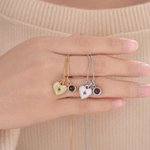 Collana con ciondolo a forma di cuore con pietra natale e proiezione fotografica personalizzata, con nome inciso – Gioiello delicato, regalo per anniversario, compleanno o Natale per donna
