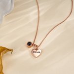 Collana con ciondolo a forma di cuore con pietra natale e proiezione fotografica personalizzata, con nome inciso – Gioiello delicato, regalo per anniversario, compleanno o Natale per donna